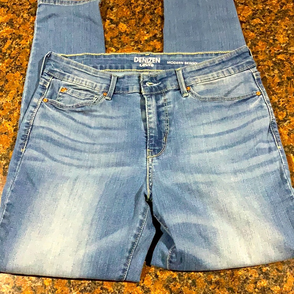 Light wash skinny jean